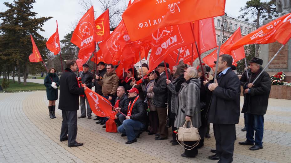 Коммунисты Краснодара отметили день освобождения города возложением цветов и красным «автопоездом»