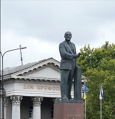 Республика Крым. В Симферополе реставрируют памятник В.И. Ленину
