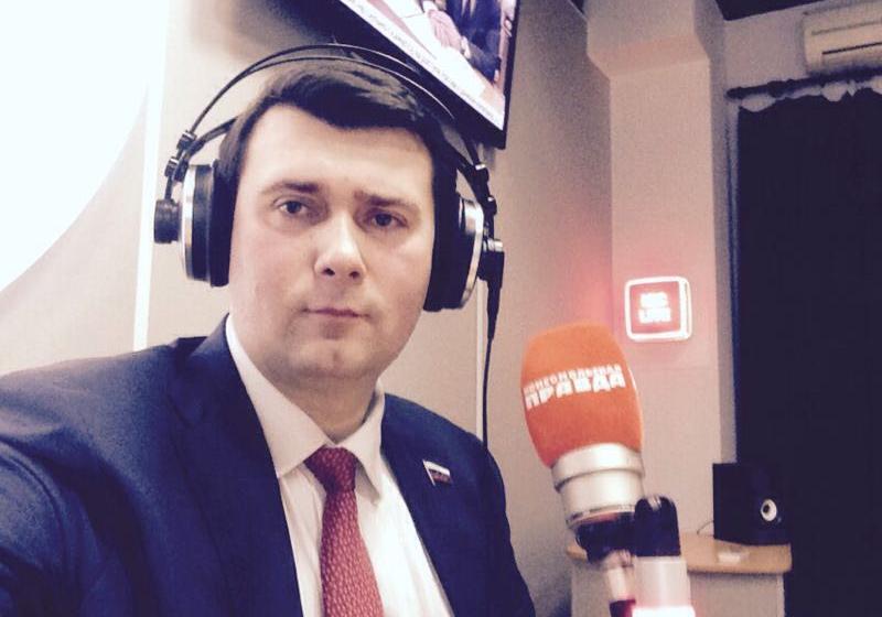 Радио «Комсомольская правда». О.А. Лебедев в интервью Елене Ханге рассказал о своем отношении к введению «черных списков коррупционеров»