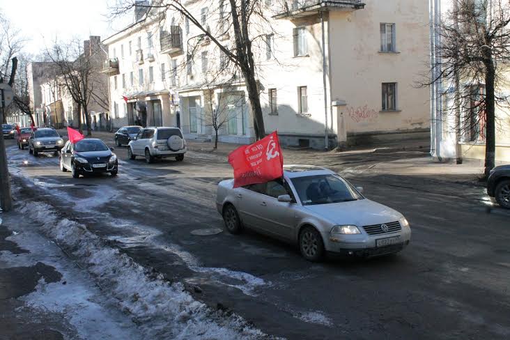 Красные флаги над городом Воинской Славы Псковом. Автопробег в день Советской Армии и Военно-Морского Флота