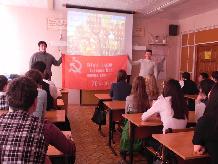 Астраханские коммунисты провели акцию "Знамя нашей Победы"