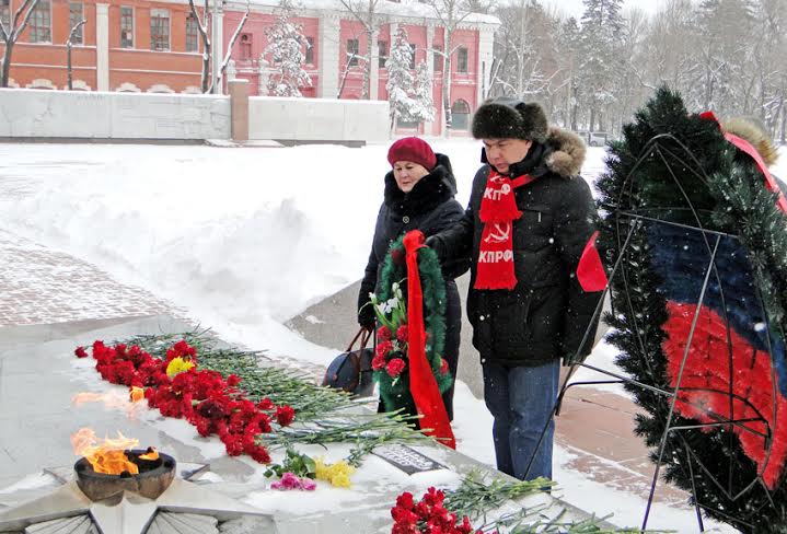 Коммунисты Благовещенска отметили 97-ю годовщину Советской Армии и Военно-Морского Флота