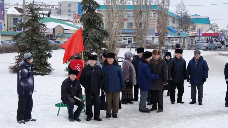 Курганские и шадринские коммунисты напомнили зауральцам, как выглядит Знамена Победы и СССР