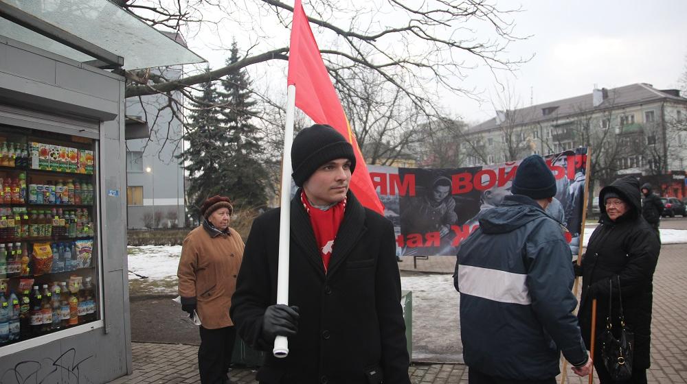 "Капитализм убивает наших детей!". Калининградские коммунисты провели пикет в центре города