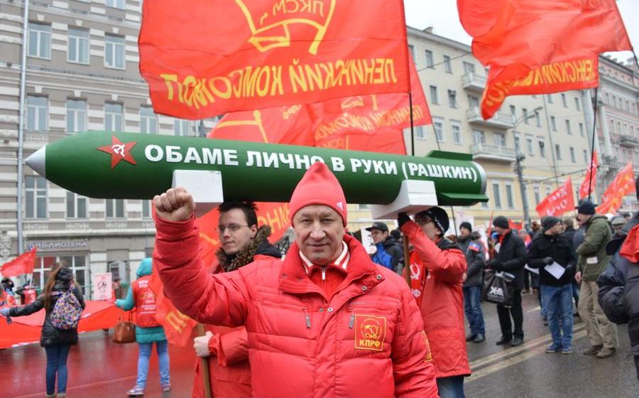 Newsru.com: Экс-посол США не поверил своим глазам, увидев фото с "ракетой для Обамы" на митинге КПРФ в Москве
