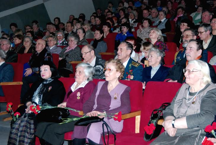 Свердловские коммунисты организовали для ветеранов торжественный концерт, посвященный Дню создания советской армии и военно-морского флота