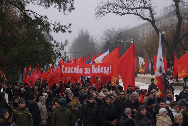 Волгоградские коммунисты возложили цветы к Вечному огню в честь годовщины Сталинградской битвы