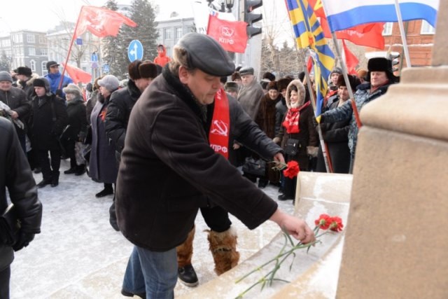 «С Днем рожденья, народная Армия!». Митинг КПРФ в честь 97-й годовщины создания Советской Армии и Военно-Морского Флота прошел в Новосибирске