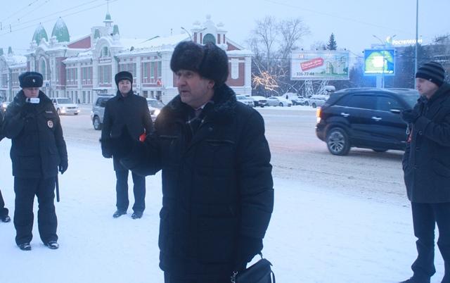 "Власть и собственность - народу!". Новосибирские коммунисты провели антикризисный пикет