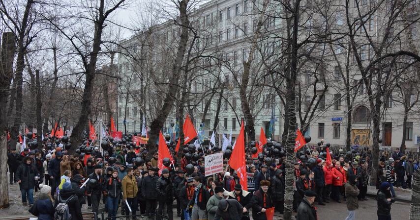Интерфакс: Несколько тысяч человек вышли в Москве на марш коммунистов