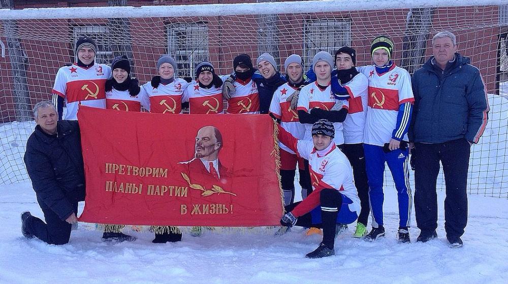 «Серпом и молотом». Команда КПРФ приняла участие в зимнем первенстве Барнаула по футболу