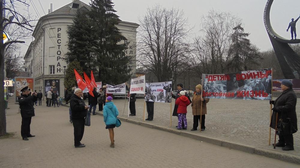 "Капитализм убивает наших детей!". Пикет калининградских коммунистов за отставку антинародного правительства Медведева