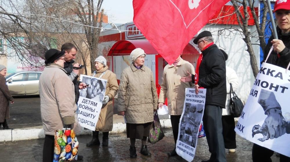 Саратовские коммунисты проводят марафон пикетов против обнищания населения и за отставку губернатора Радаева