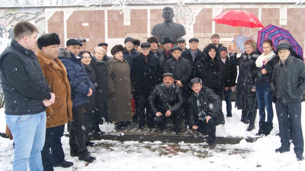 Коммунисты Северной Осетии возложили цветы к памятникам и бюстам И.В. Сталина