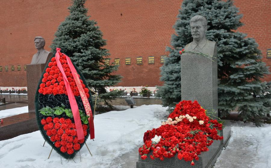 Цветы - Генералиссимусу Сталину