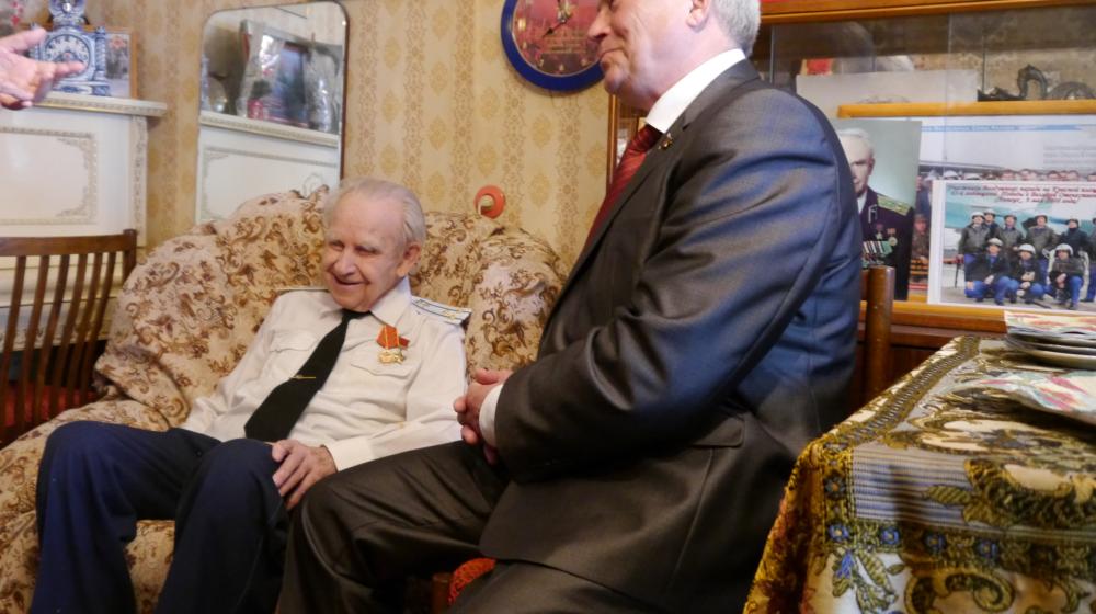 Липецк. Н.В. Разворотнев вручил памятную медаль ЦК КПРФ легендарному летчику-фронтовику А.С. Кириллову