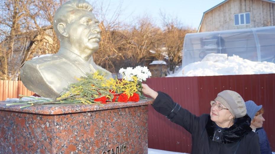Пензенские коммунисты возложили цветы к памятнику Сталину