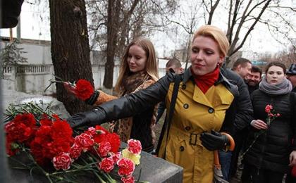 Коммунисты и комсомольцы почтили память молдавского революционера Павла Ткаченко