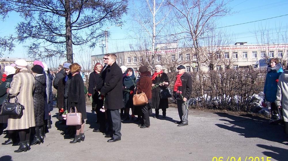 Кемеровская область. Коммунисты Ленинска- Кузнецка возложили цветы к памятнику погибших коммунистов-подпольщиков и жителей города от рук колчаковских карателей