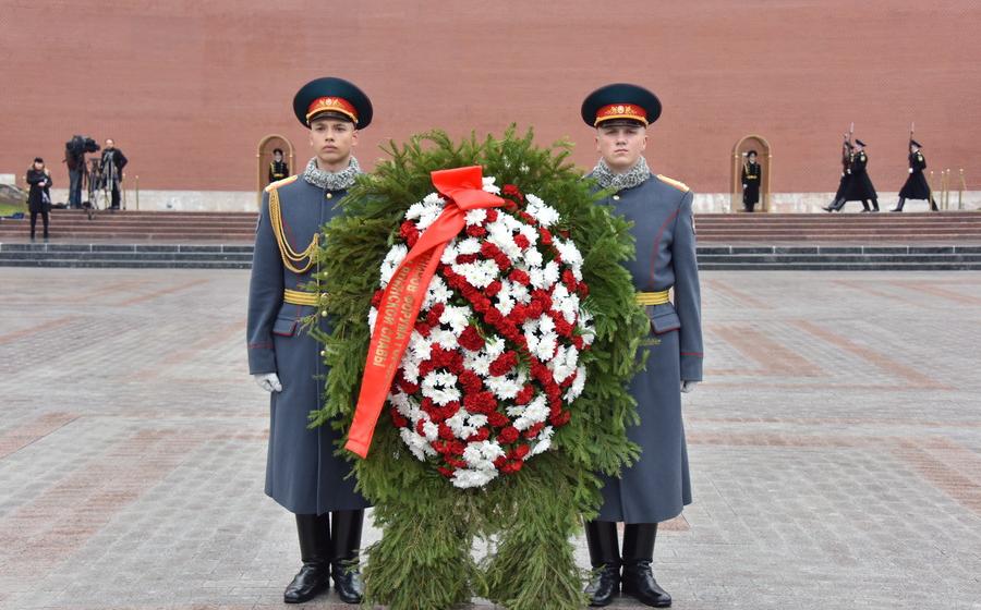Торжественное возложение цветов к мемориалу Городов-Героев у Кремлевской стены в честь 70-летия Победы