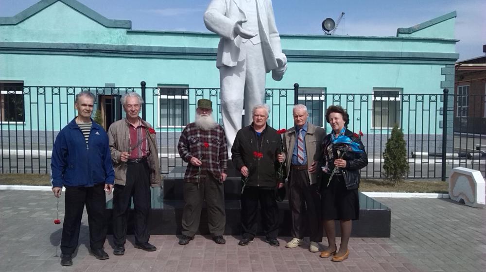 Барнаульские коммунисты в День рождения Ленина провели митинг и возложили цветы к памятникам Ильичу