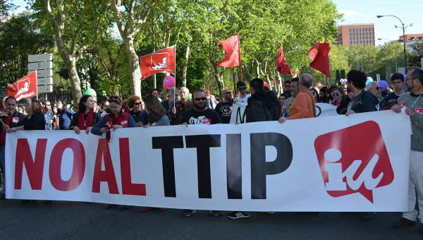 Европейцы вышли на митинги против торгового соглашения с США