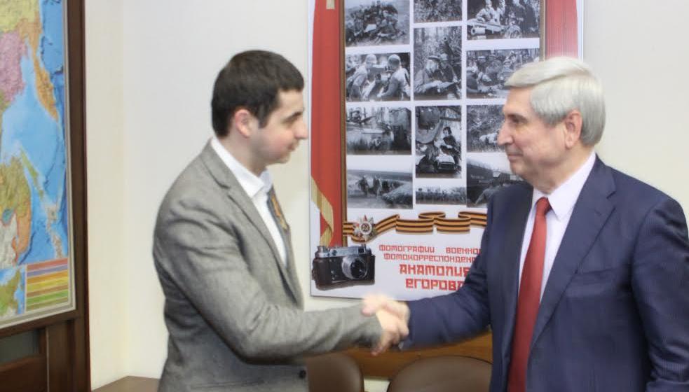 Иван Мельников наградил медалью «70 лет Великой Победы» участников патриотического проекта «Знамя нашей Победы»