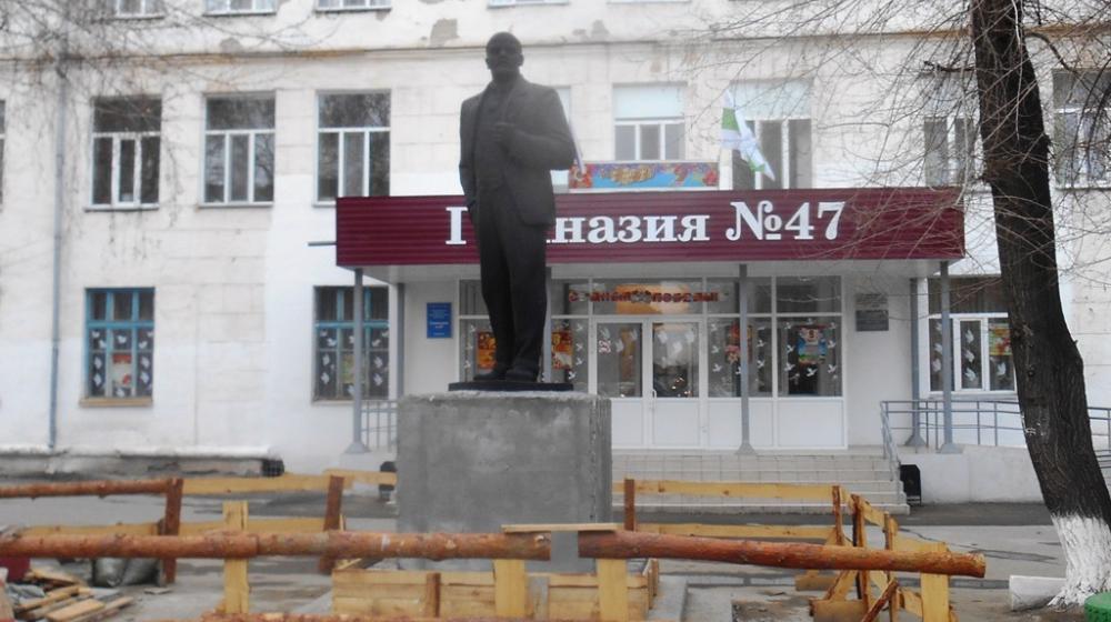 Курганские коммунисты завершают ремонт памятника В.И.Ленину