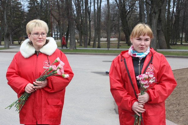 Новгородские коммунисты возложили цветы к памятнику В.И. Ленину