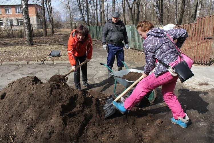 Ярославская область. Комсомольцы организовали субботник в Горках Переславских