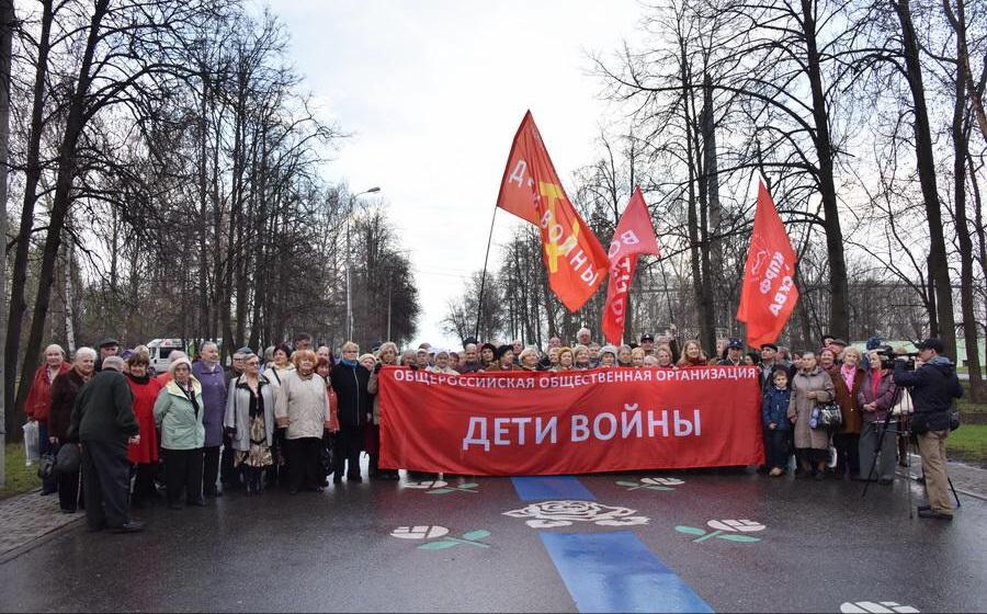 Деревьям Победы – расти! Коммунисты Москвы и их сторонники заложили Аллею Победы в парке на Поклонной горе