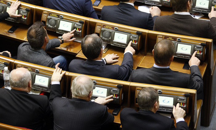 Украина готовится стать потерпевшей. Верховная Рада определила дату начала «военной агрессии России» и требует возмещения ущерба