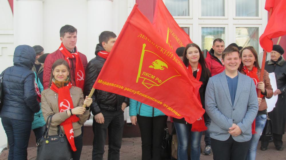 Республика Мордовия. Комсомольцы организовали пикет против повышения платы за содержание детей в детском саду
