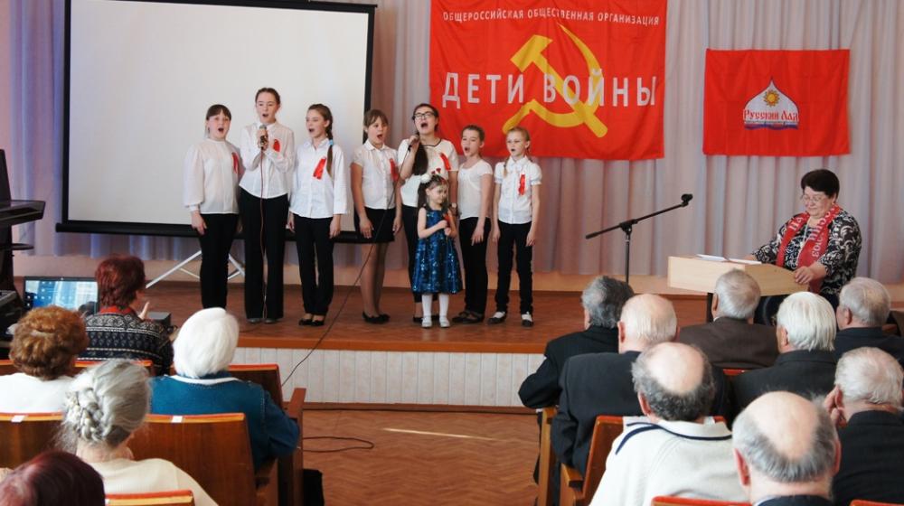 Коммунисты Кургана поздравили детей войны с 70-летием Великой Победы