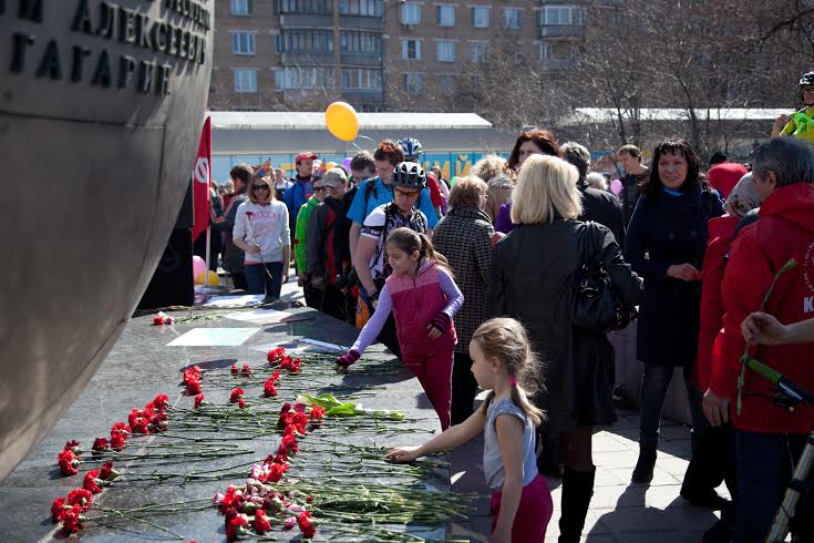 Московские коммунисты возложили цветы к памятнику Юрию Гагарину
