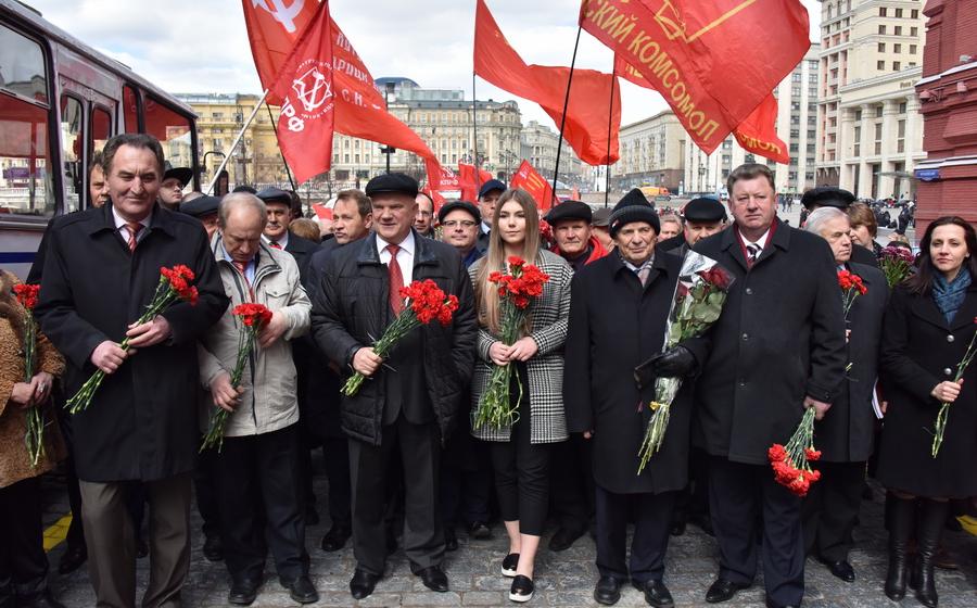 Цветы и венки к Мавзолею В.И. Ленина 
