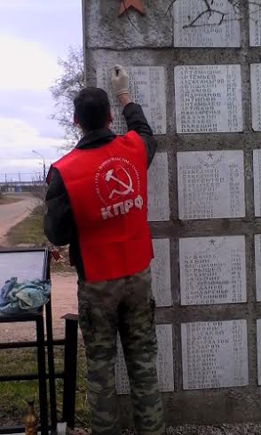 Новгородская область. Депутат-коммунист Андрей Свинарёв провёл ремонтные работы на воинском захоронении