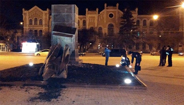 Харьков оказался во власти фашистов. Пока они крушат памятники, но скоро начнутся расправы над живыми людьми