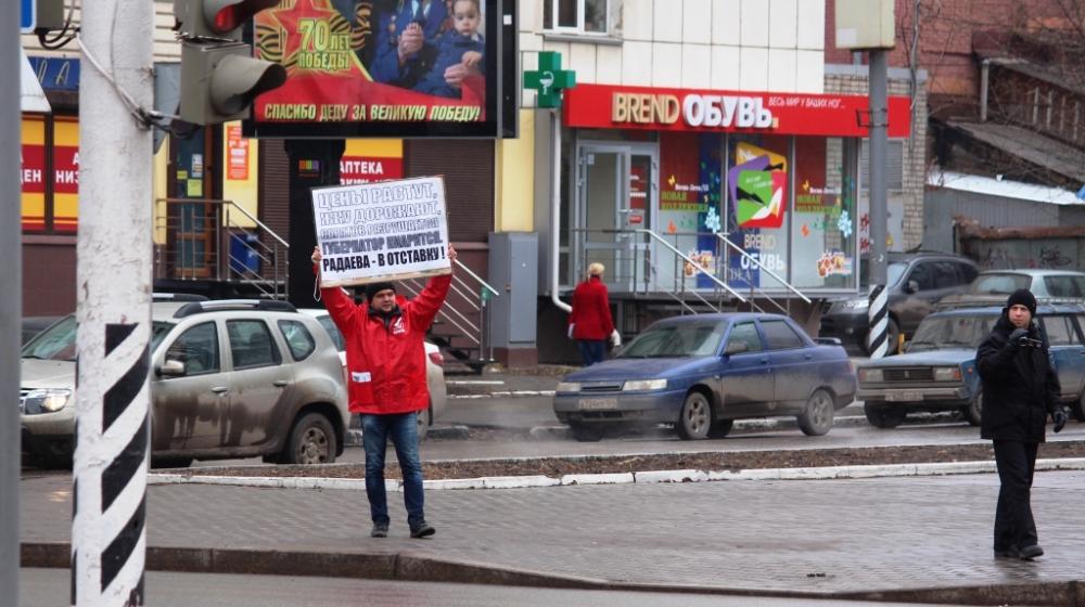 Саратовцы требуют отставки губернатора Радаева