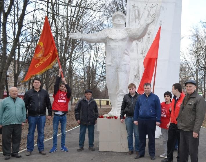 ​Тульские коммунисты в честь Дня космонавтики провели субботник в сквере Пионеров освоения космоса