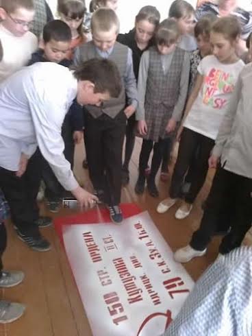 Новгородские комсомольцы провели акцию «Знамя нашей Победы» в Ермолинской школе