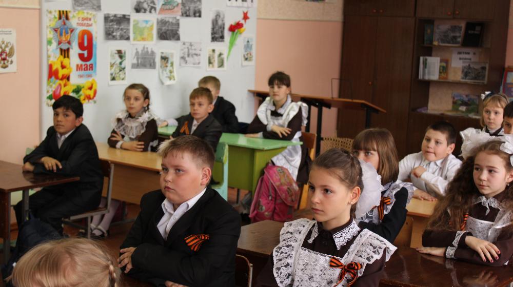 Белгородская область. Ко дню рождения Ленина комсомольцы и коммунисты повязали красные галстуки школьникам