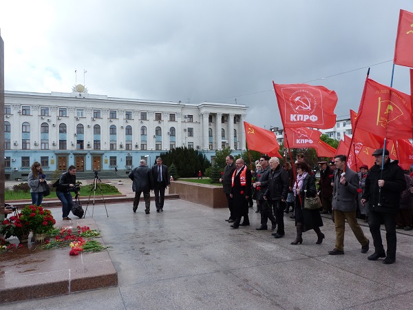Республика Крым. В Симферополе состоялась церемония возложения цветов к памятнику В.И. Ленину