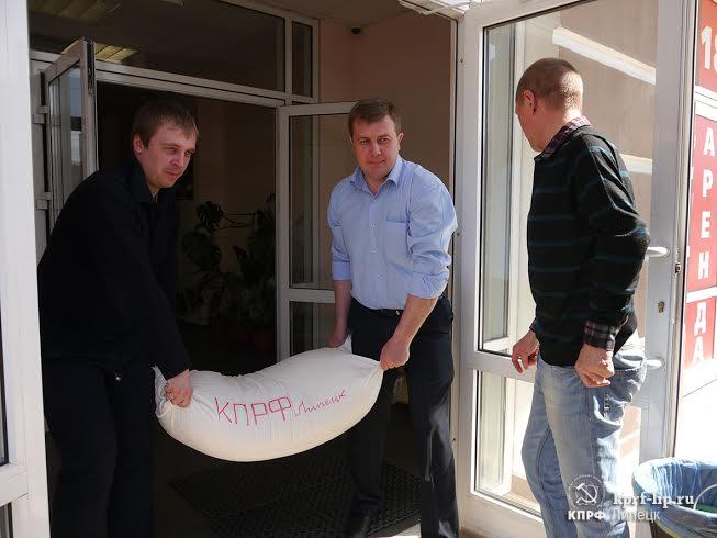 Продолжается акция по сбору гуманитарной помощи для жителей Новороссии, объявленная коммунистами Липецкого областного отделения КПРФ