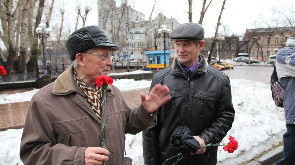 В День космонавтики томские коммунисты возложили цветы к памятнику космонавту Николаю Рукавишникову