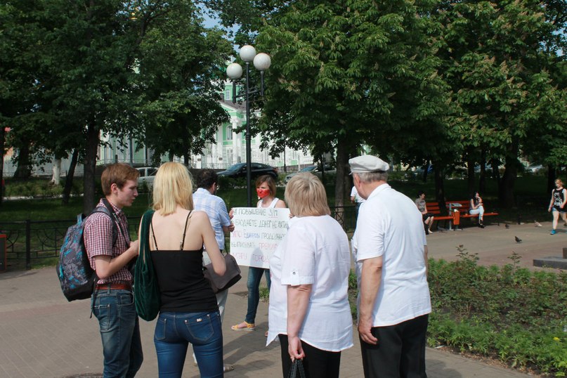 Комсомольцы Белгорода провели ряд пикетов на тему социально-экономической ситуации в городе и регионе