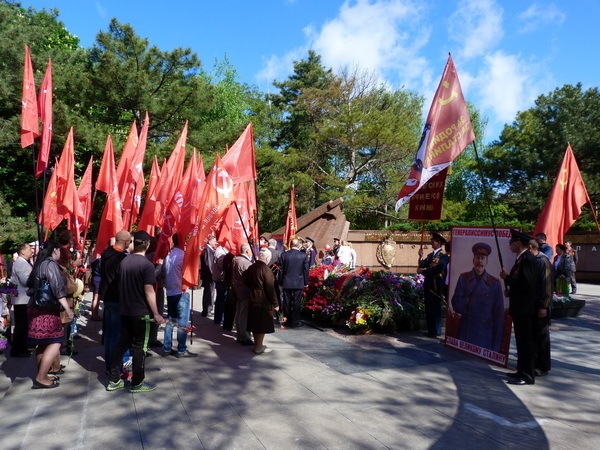 Республика Крым. В Симферополе состоялось торжественное возложение цветов к Вечному Огню и памятнику воинам-освободителям