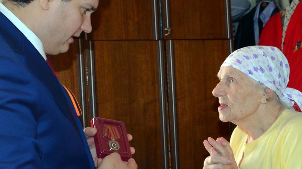Секретарь Тульского обкома партии Алексей Лебедев вручил ветеранам государственные юбилейные медали к 70-летию Великой Победы