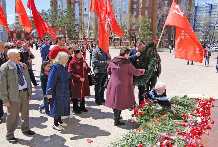 Амурская область. Коммунисты Благовещенска отметили юбилей Великой Победы возложением цветов и акцией «Знамя Победы»