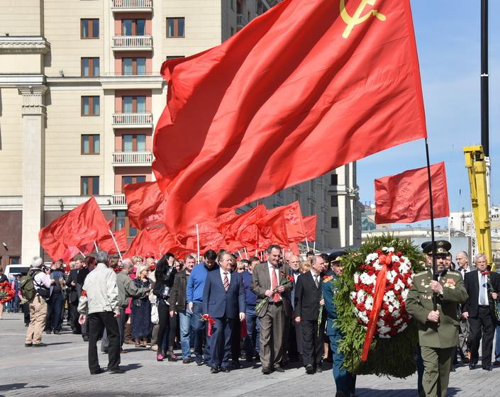 Возложение цветов к Могиле Неизвестного солдата у Кремлевской стены